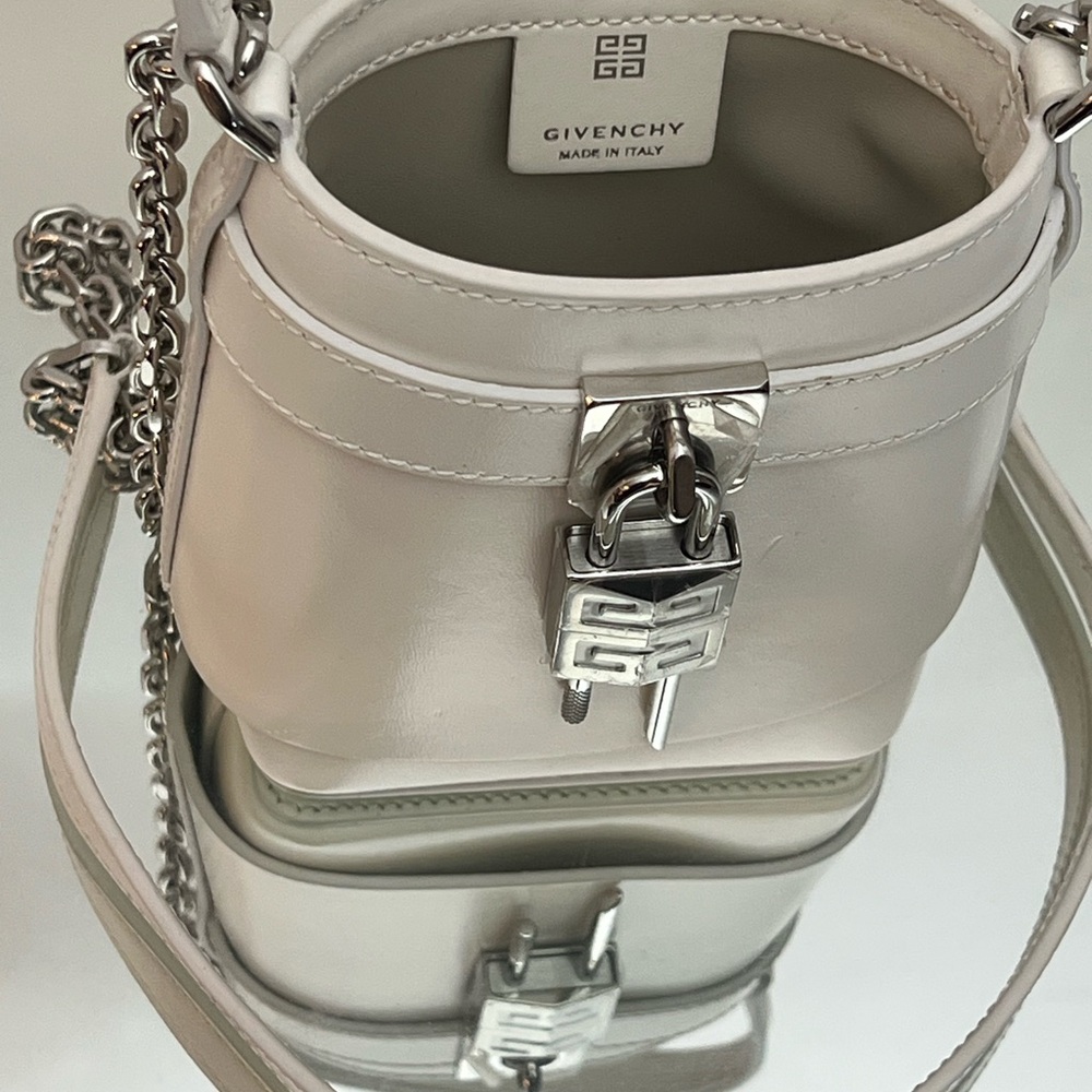 GIVENCHY Micro Shark Lock bucket bag in Box leather Ivory - Picture 11 of 16